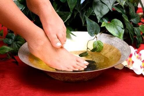 Before applying the antifungal, the toenails must be steamed. 