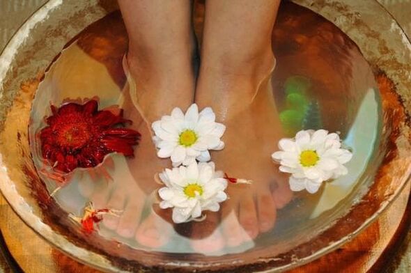 Salty foot baths help fight toenail fungus