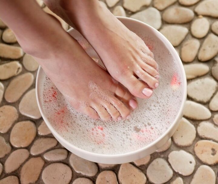Bath with essential oils against nail fungus